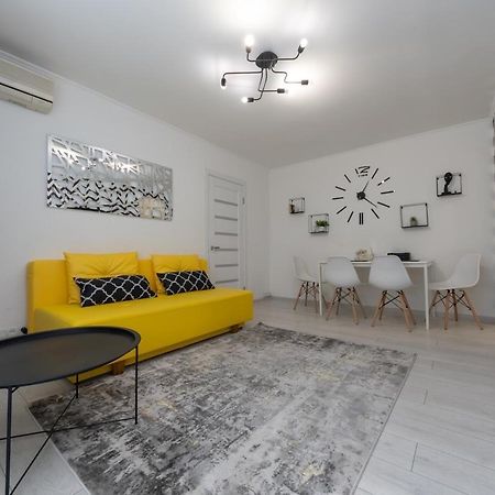 Flat 24 On Lesi Ukrainki 12 With 1 Bedroom Kyiv Exterior photo